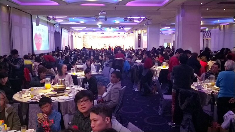 台北场当天有900多人参与这场「身心灵得饱足」的飨宴，估计席开近百桌，场面热闹、盛大。