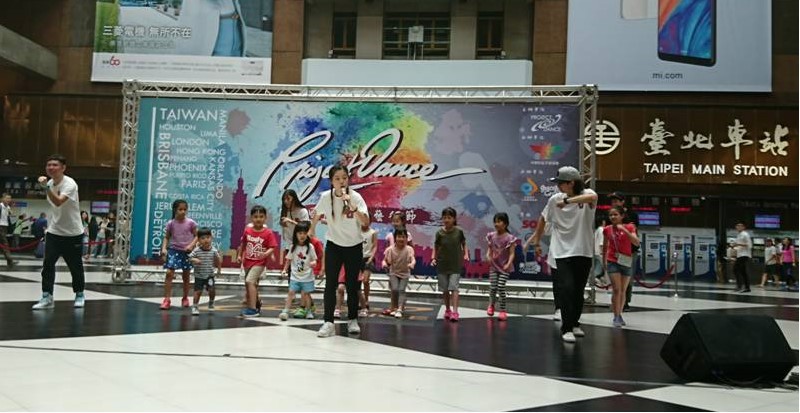 香港教會團隊現場教導孩童享受透過舞蹈所帶來的喜樂。