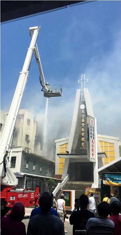 教會在大火發生時備用為滅火通道，消防單位及路過縣民使用教會消防栓用水滅火。