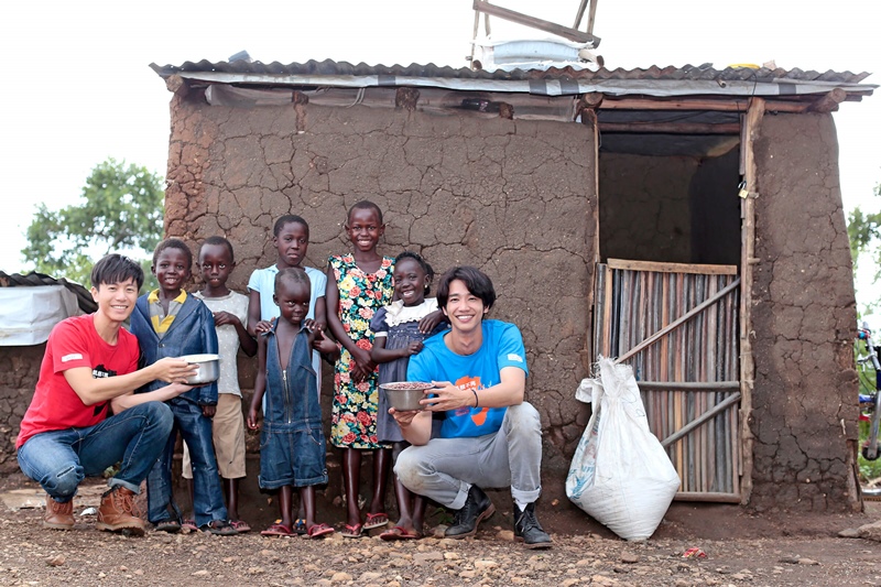 韋禮安和劉以豪邀請大眾響應飢餓三十，捐款支持台灣世界展望會在南蘇丹、烏干達及各國進行的人道救援行動。