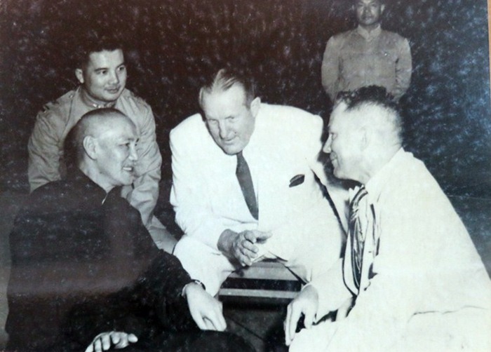 先总统蒋公(图左)、贾嘉美牧师(中)与美国长老教会宣教师孙雅各牧师(右)。
