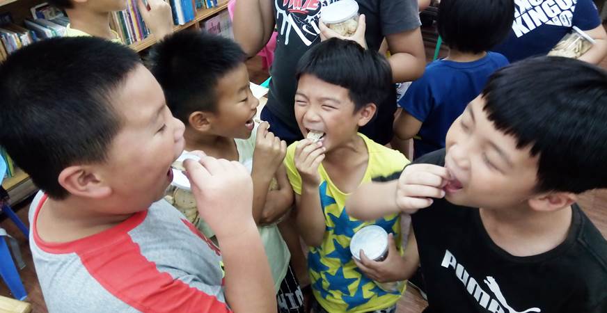 澎湖吉貝的孩子，開心吃著餅乾。