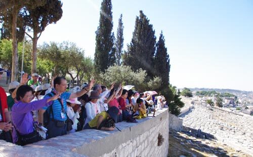 图为基督徒在橄榄山上为耶路撒冷同心祈祷。