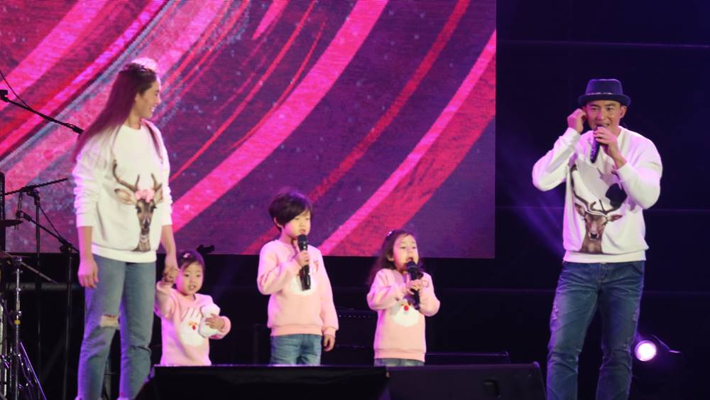 刘畊宏一家人演唱歌曲，和台下观众分享见证。