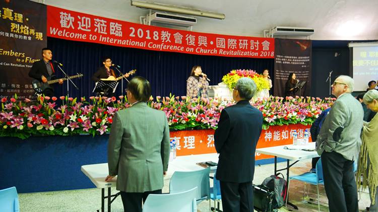 臺北基督学院学生带领会前敬拜。