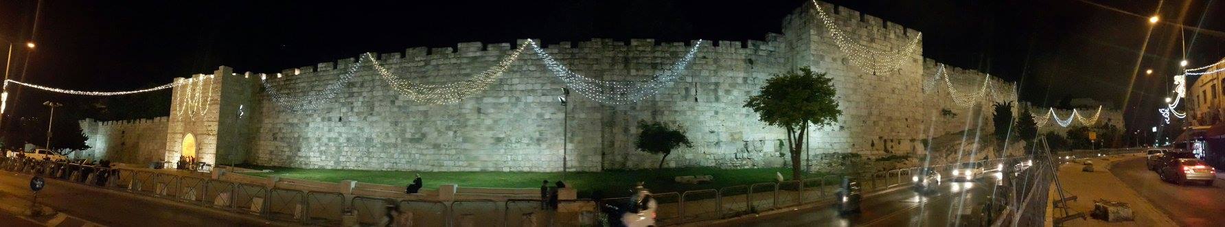 耶穌時期聖城的城牆也放上燈飾。