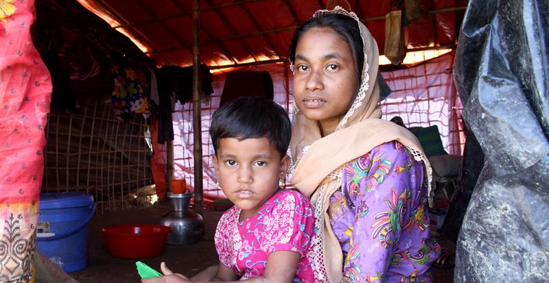 「無論能否回緬甸，我只希望賈娜圖在穩定的環境中長大，」看著加上防水布和竹架的屋子，哈席娜說，「她是我對未來唯一的希望。」