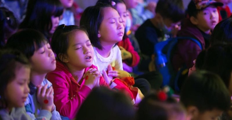 圣诞节活动小朋友祷告的样子。