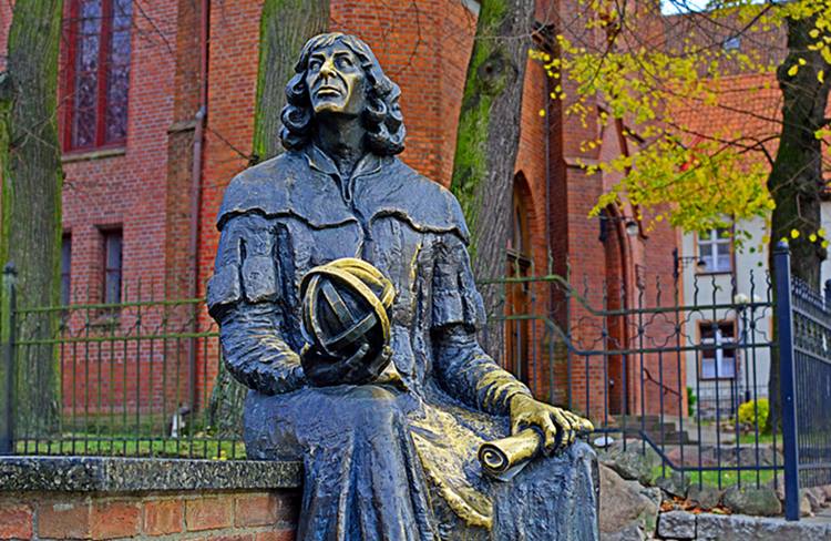 尼古拉‧哥白尼（Nicolas Copernicus）是文藝復興時期波蘭天文學家，他提倡日心說，提到太陽為宇宙的中心。臨終前發表了《天體運行論》一般認為他是現代天文學的起步點。