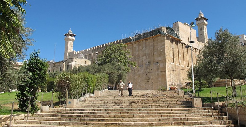 麥比拉洞(Cave of Machpelah)被猶太人相信，就是信心之父亞伯拉罕的墳墓所在地，該地同被猶太教、基督教與伊斯蘭教視為宗教聖地。