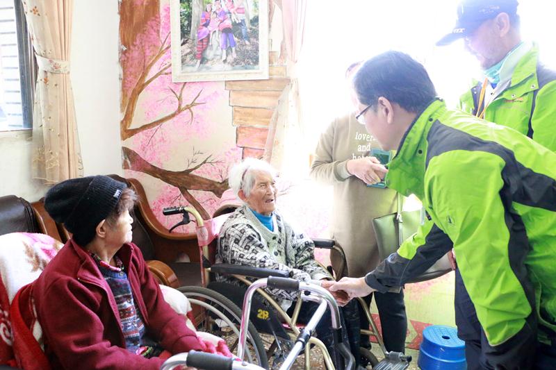 環台募款車隊12月27日拜訪斗南浸宣教會，當地同工分享斗六的社區工作。