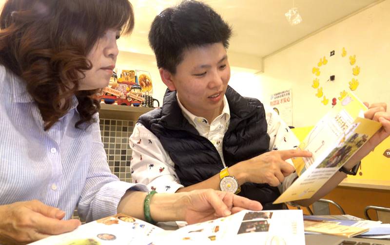 金懿德從2008年開始透過台灣世界展望會資助一名國外兒童，每年收到兒童的成長報告和卡片，都會與媽媽王麗綺分享