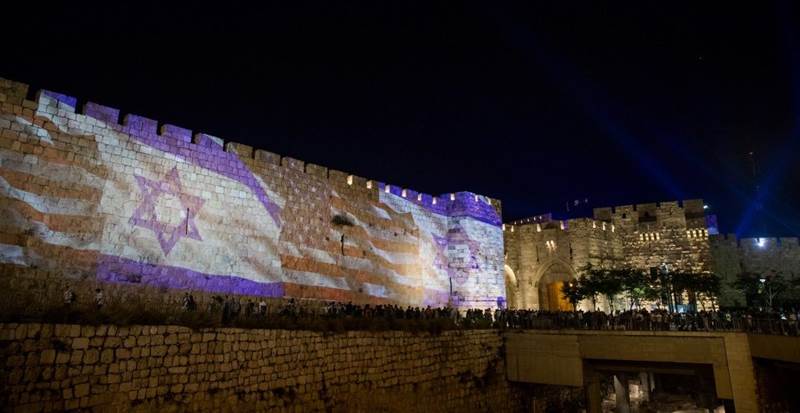 5月13日週日晚上，有燈光將以色列國旗與美國國旗打在耶路撒冷老城城牆上。