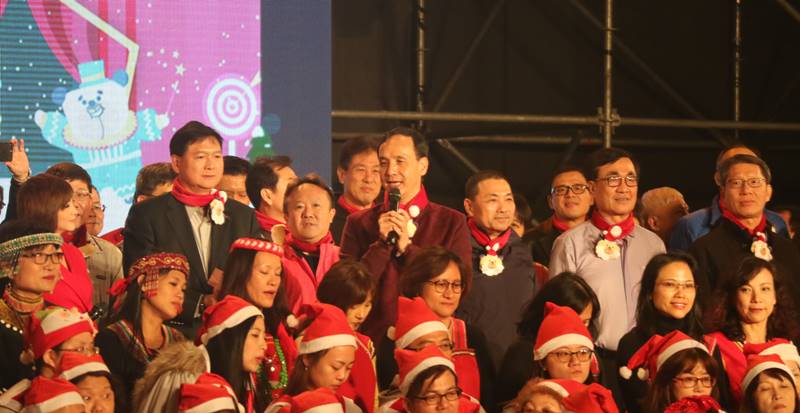 新北市市長朱立倫與共有2000多人的大詩班一同歌頌聖誕歌曲 。