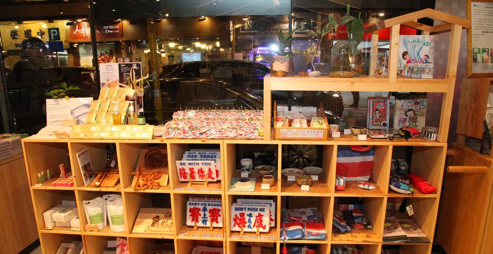 「突破機構」是基督教背景的機構，在書廊佐敦店也有陳列基督教的書籍和精品，也有銷售好些香港特色產品。