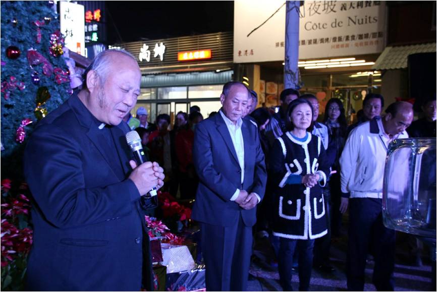 東港基督教長老教會牧師鄭宏輝於8日點燈儀式前帶領居民禱告。