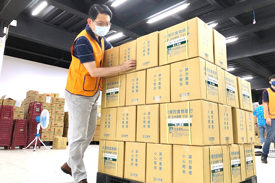 一银援助 千名 脆弱家庭走过困境安得烈执行长罗绍和 疫情中更显温馨